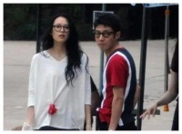 小撒太惨了。和章子怡有过一段，结果只被拍到这么一张照片……