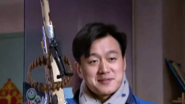 儿子突然带个萌娃回家，老妈一看实在太喜欢……