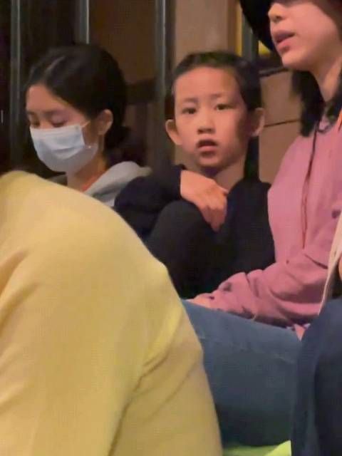 网友偶遇黄多多和她妹妹,多妹太像黄磊了