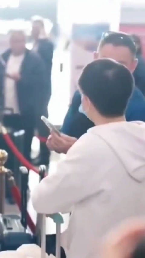 机场莎莎被老外搭讪拍照，大头这眼神相当警惕