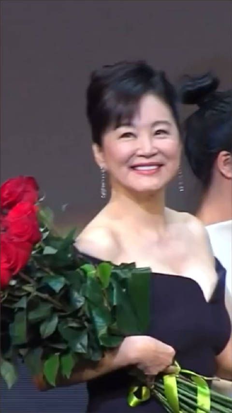 林青霞久违公开活动,近70岁的她完美诠释何为优雅从容……