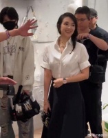 章子怡离婚后首次露面，黑白造型显端庄面带微笑状态好