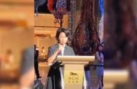 何超琼与孟晚舟同台，合照互相谦让C位，孟晚舟一举动尽显高情商