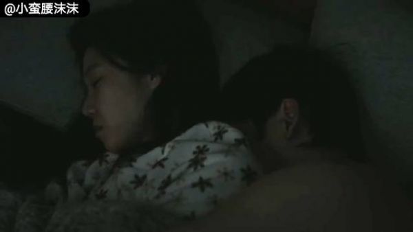 独居女人床下竟藏男人,每晚爬出与她共眠,女人却一无所知