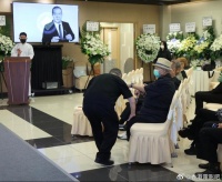 昨日孟海出殡，看到曾志伟一步一步走到洪金宝身旁坐下……