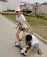 关晓彤小时候好欢乐啊，长腿优势小时候就体现出来了