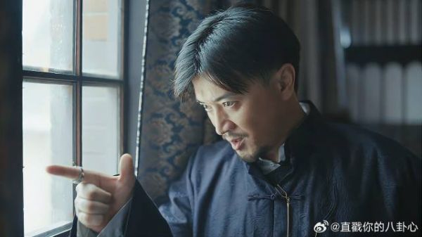 妻子跟别人偷情,丈夫在楼上目睹这一幕,却又无可奈何