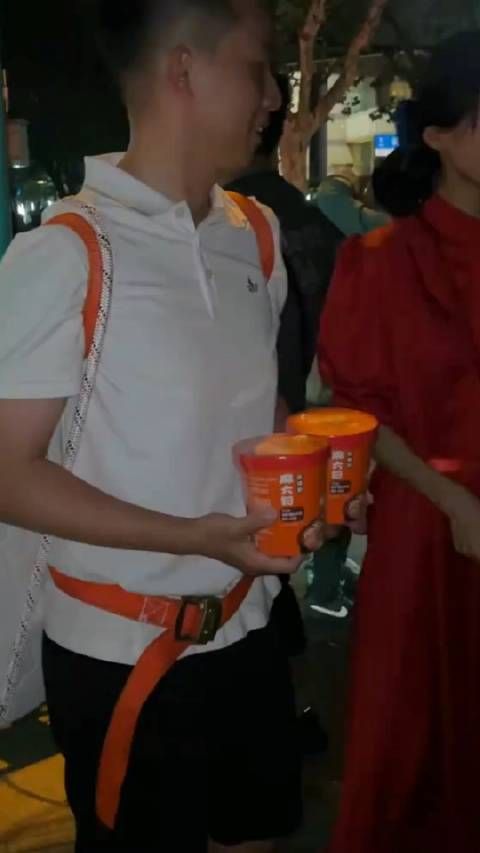 上海万圣节汪小菲背着床垫，手里拿着兰姐的品牌……