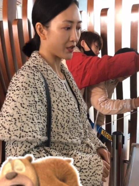 王鸥 素颜现身机场,肚子咋看起来有点凸起!怀孕了吧!