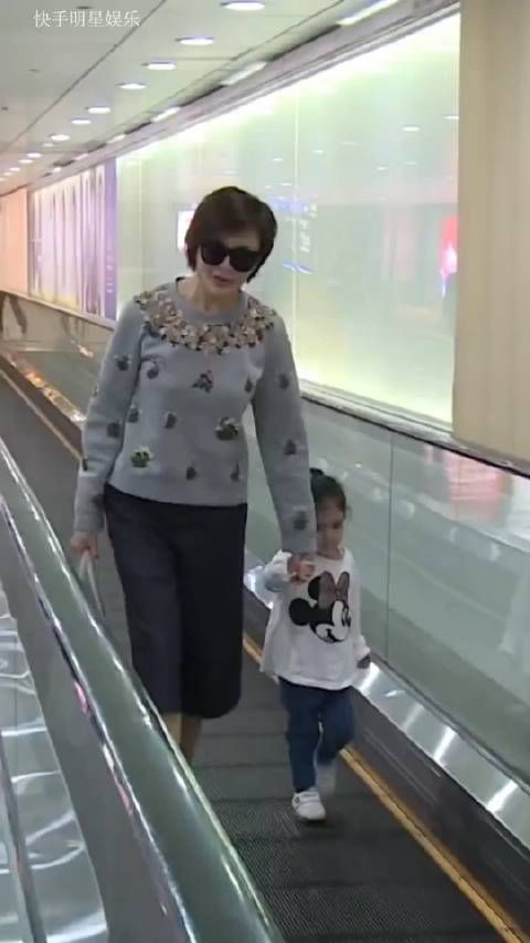 关之琳罕见带女儿出行游玩,女儿看着像混血儿啊!