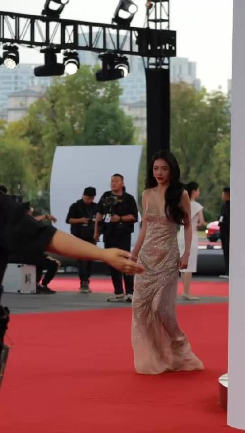 大波浪+红唇+金色吊带裙，姐是懂如何美死人的！