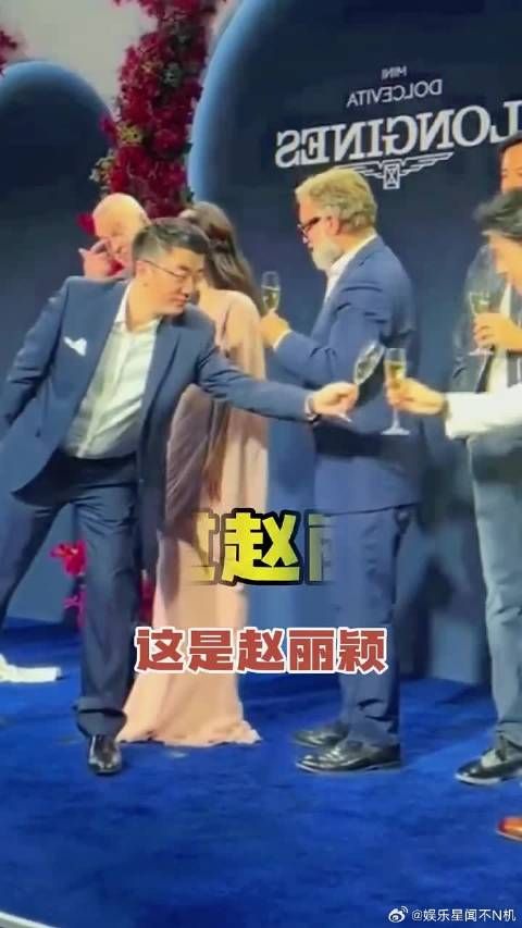 注意看,这是赵丽颖最尴尬的画面,大家碰杯时没人与赵丽颖碰杯……