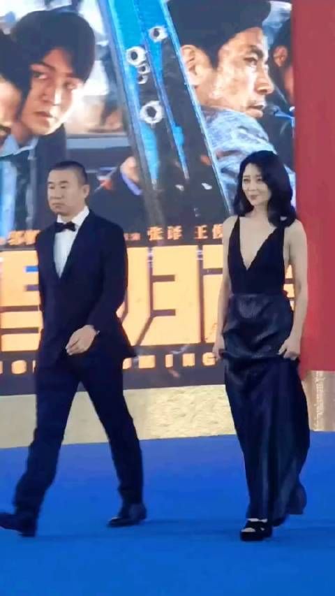 殷桃亮相金鸡奖红毯，她身上真的有种独特的气质，又纯又欲……