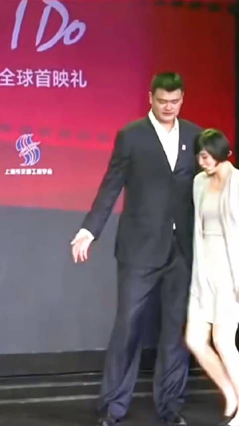 当姚明叶莉夫妻遇上陆毅夫妻,一个站位小调整直接逗翻全场……