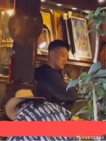 张馨予何捷度假，两人把4岁女儿保护的太好