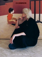 他是个表达者，音乐、舞台、摄影、绘画.....