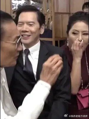 向华强毫不夸张的说整个香港娱乐圈都要看他们夫妻脸色……