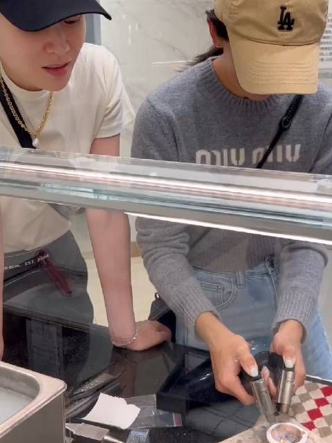 森碟用黄金给自己打造金牌，还为妈妈做了个戒指，叶一茜爱不释手