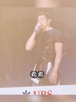 郭富城演唱会现场找女儿，好可爱！知道爸爸听不到，做动作