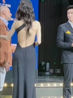 杨颖这背太美了，注意看细节，这老外真是光明正大的摸啊！