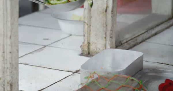 厂长夫人去员工食堂吃饭,不料打菜大婶十分嚣张,直接吵起来了!