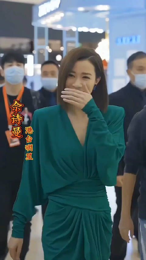 周海媚虽然胖了,但皮肤真好白到发光……