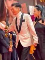 国家一级演员周润发与太太牵手一起走上红地毯……