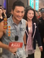 饰演展昭的扮演者何家劲与峨眉灭绝师太周海媚曾经当红的明星……