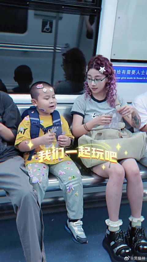 他贴满全身都没有想过贴在座椅上……