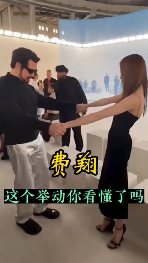 注意看，62岁的费翔毫不费力的抱起娜然……
