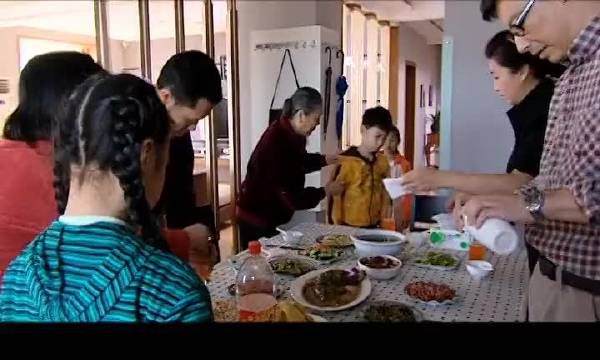 奶奶重男轻女赶走孙女，非要让孙子坐主位，孙女根本就没做错！