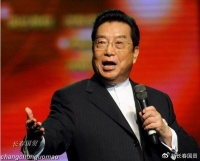 李双江被误传去世后首次露面，84岁的他身形消瘦显疲惫