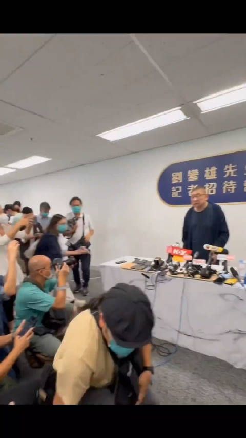 刘銮雄现身记者会,72岁依然精神抖擞,香港叱咤风云人物……