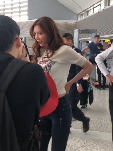 偶遇林志玲姐姐过安检,这身材太高挑了!本人好妩媚