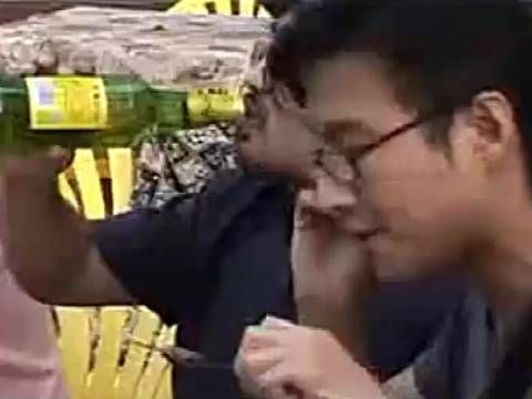 汪峰早期生活真实影像，打游戏吃烧烤，实在太潇洒！