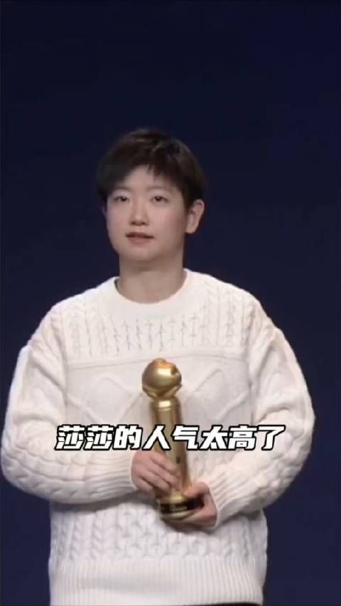 千呼万唤始出来，莎莎一出场掌声雷动，人气实在太高了！