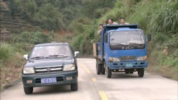 混混在路上别美女的车,不料美女竟是高手,直接一脚油门!