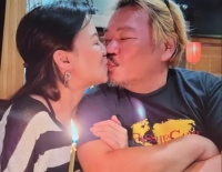 香港著名主持人爆出婚外恋丑闻，被曝光与陌生女子亲密照片……