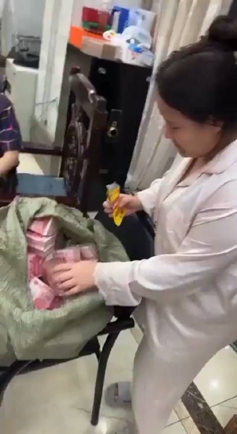 这个正在数钱的狗杂种是谁?