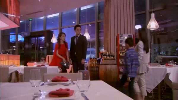 农村穷妈妈带儿子吃牛排，却遭女老板嘲讽，不料结局大反转！