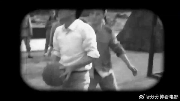 风筝郑耀先以为战士是接头人，急忙拿钢笔对暗号，结果出乎意料