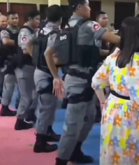 明珍珍，每诈骗成功50万就带领家丁们跳舞庆祝一次……