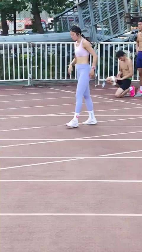 吴艳妮,感觉她走路和别人不一样,但是跑步跨栏的时候……
