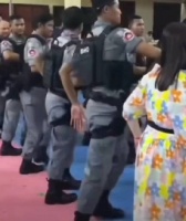 明珍珍，每诈骗成功50万就带领家丁们跳舞庆祝一次……