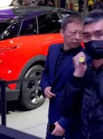 一个保安为什么可以这么欺负老百姓……