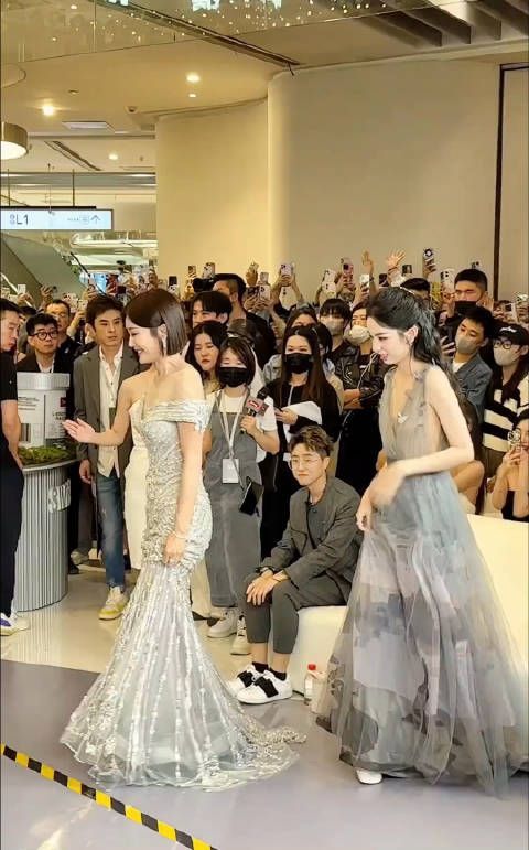 女明星真的好薄的一片……