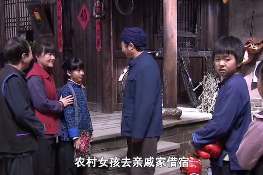 农村女孩去亲戚家借宿,却把一桌饭菜全偷吃光,结果悲剧了