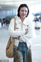 马思纯穿白色外套现身机场 拎纸袋出行好环保