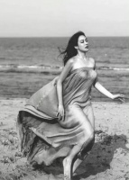 1992年的香港，22岁的钟丽缇在海边，此时的她正处于巅峰时期