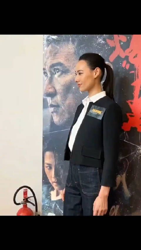 36岁的梁洛施出席新片宣传活动,曾年纪轻轻为李家生下三个孩子……